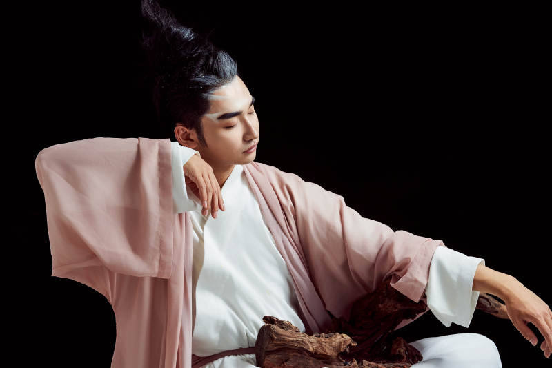 黑色背景下的中国神仙道士的艺术形象