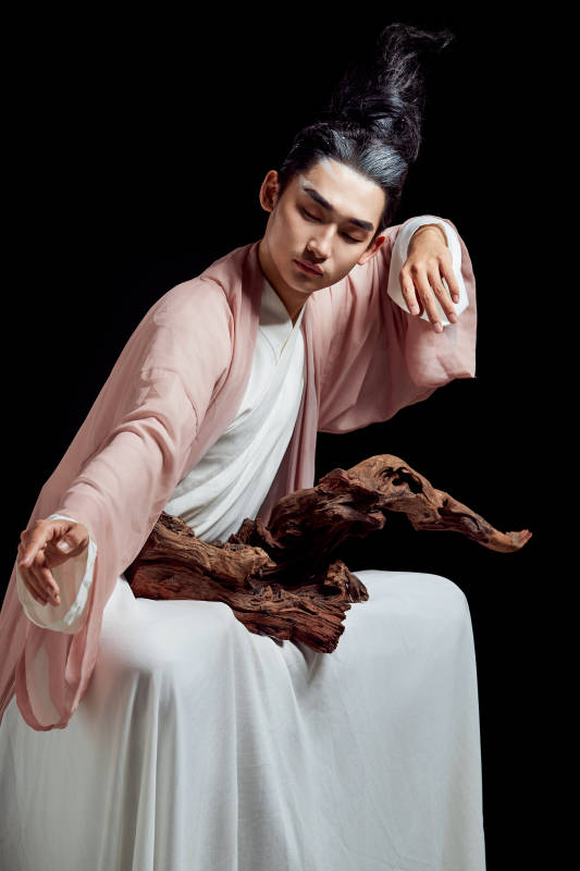 黑色背景下的中国神仙道士的艺术形象