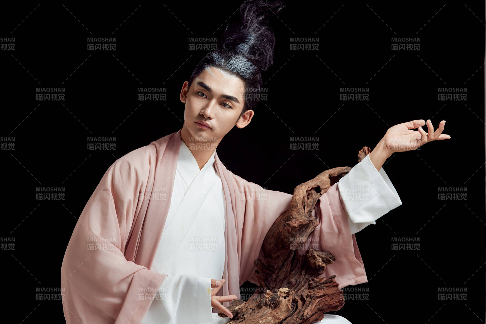 黑色背景下的中国神仙道士的艺术形象