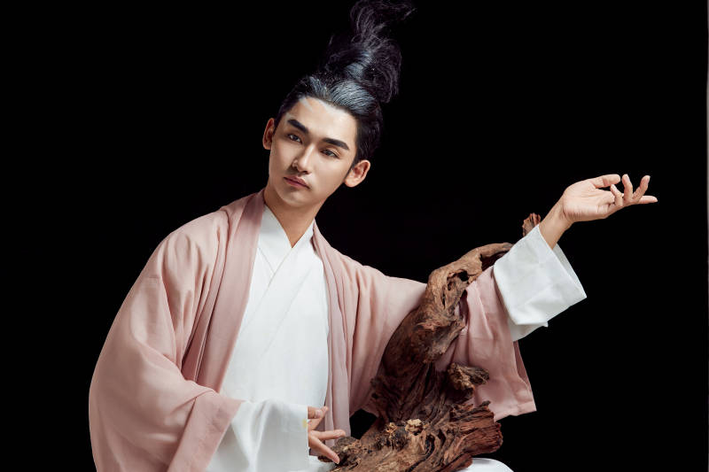 黑色背景下的中国神仙道士的艺术形象