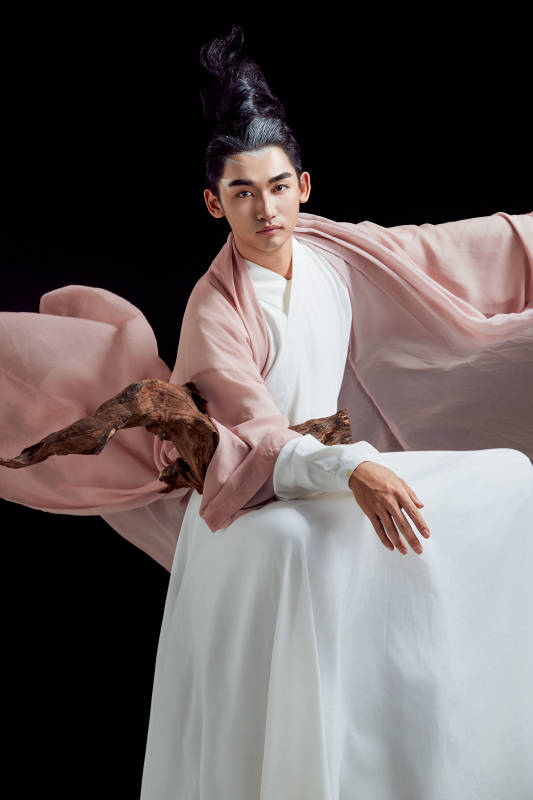 黑色背景下的中国神仙道士的艺术形象