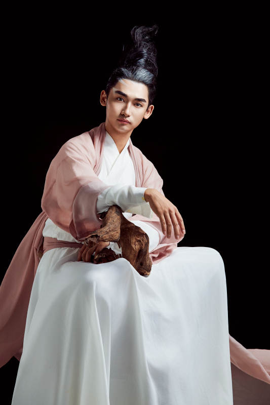 黑色背景下的中国神仙道士的艺术形象