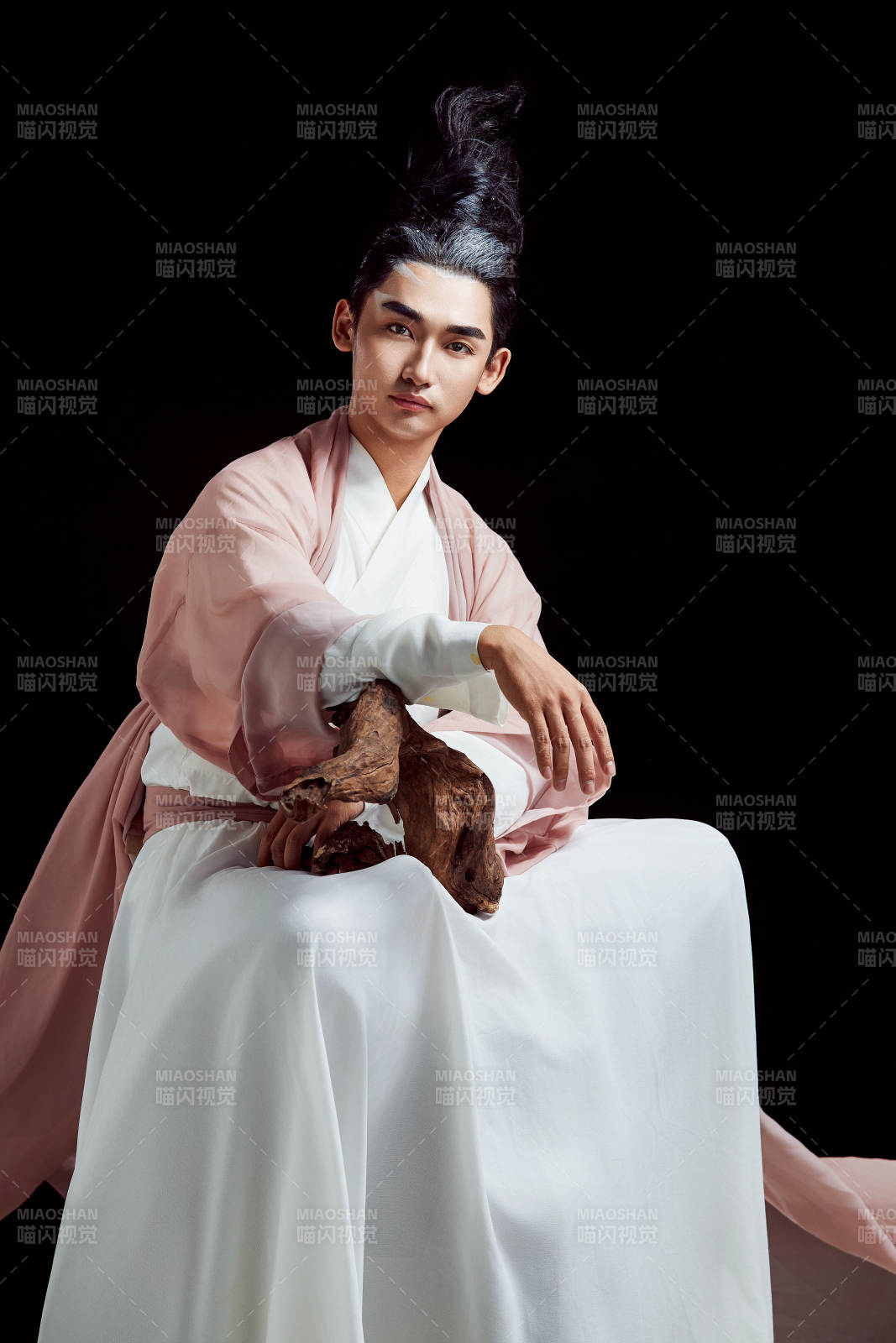 黑色背景下的中国神仙道士的艺术形象