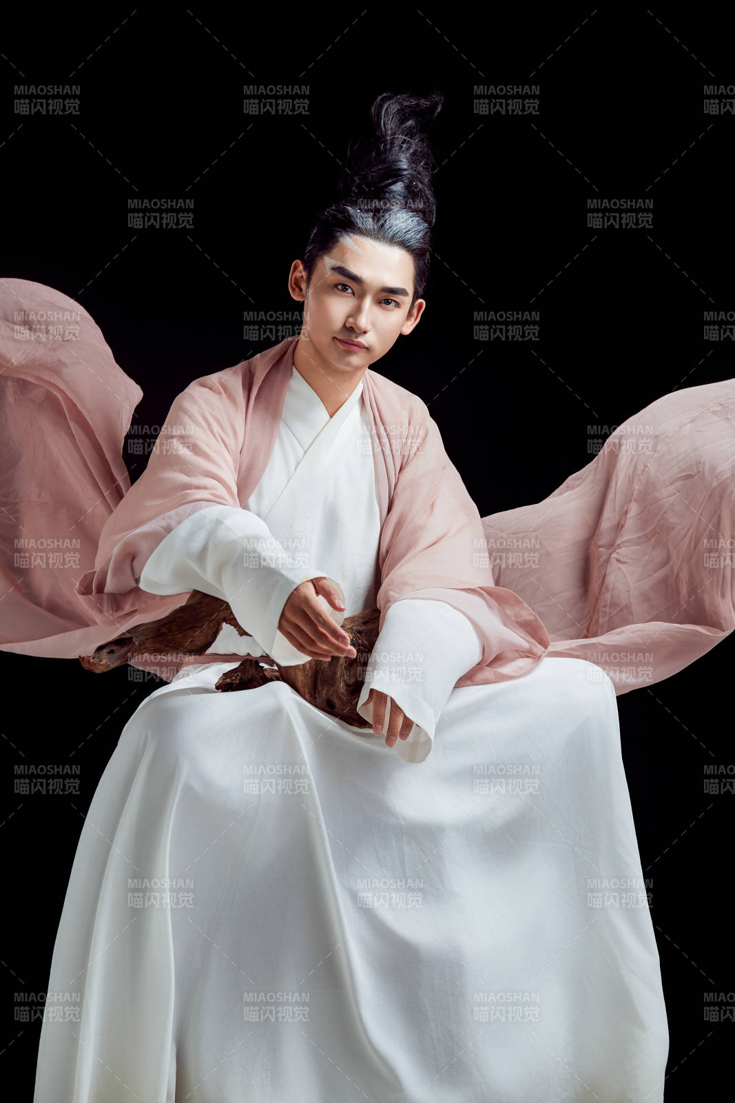 黑色背景下的中国神仙道士的艺术形象