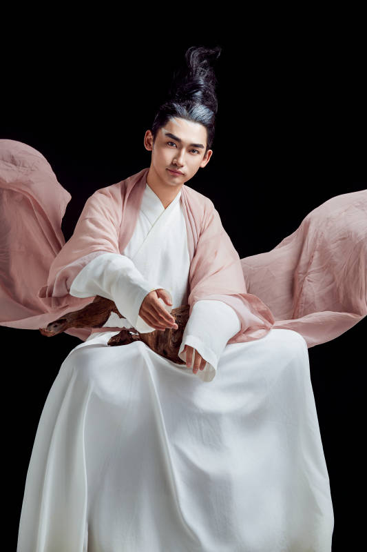 黑色背景下的中国神仙道士的艺术形象