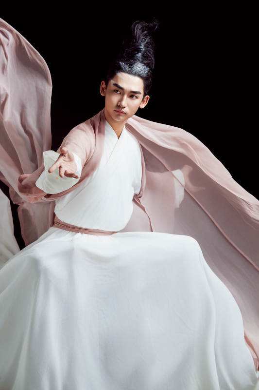 黑色背景下的中国神仙道士的艺术形象