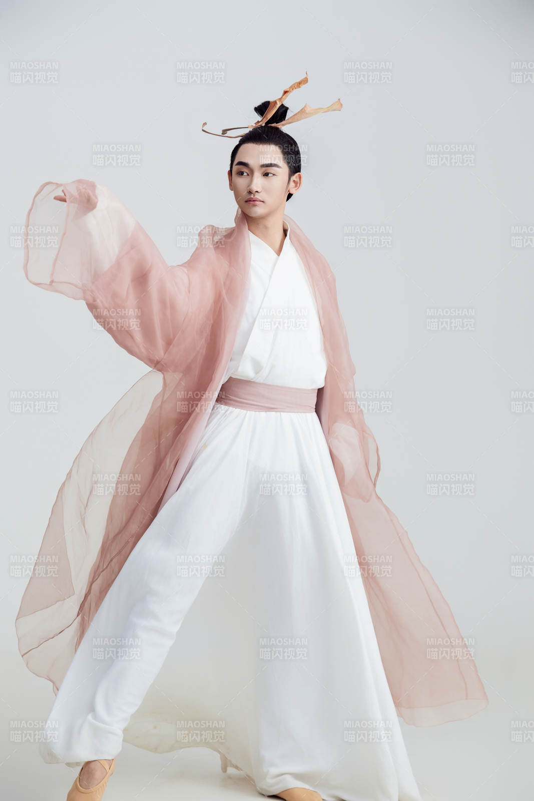 白色背景下的中国方士道士的艺术形象