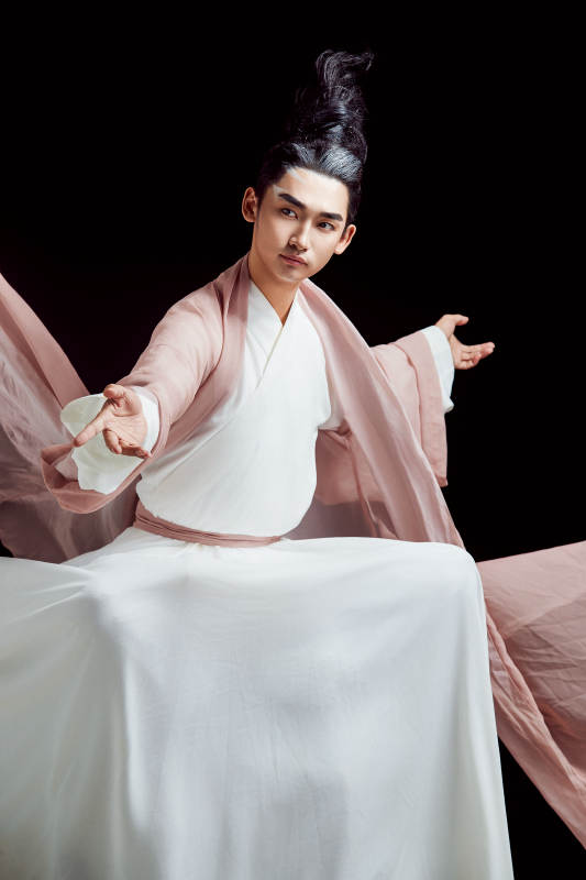 黑色背景下的中国神仙道士的艺术形象