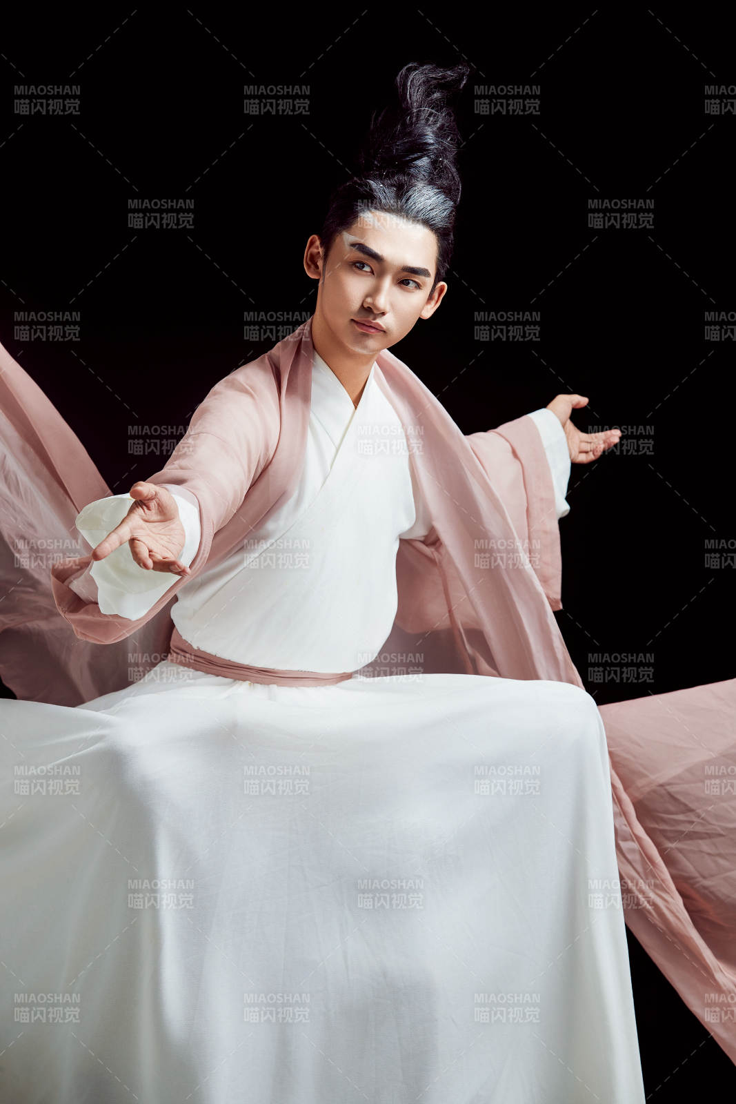 黑色背景下的中国神仙道士的艺术形象