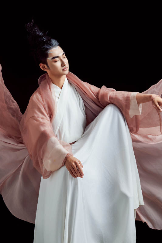 黑色背景下的中国神仙道士的艺术形象