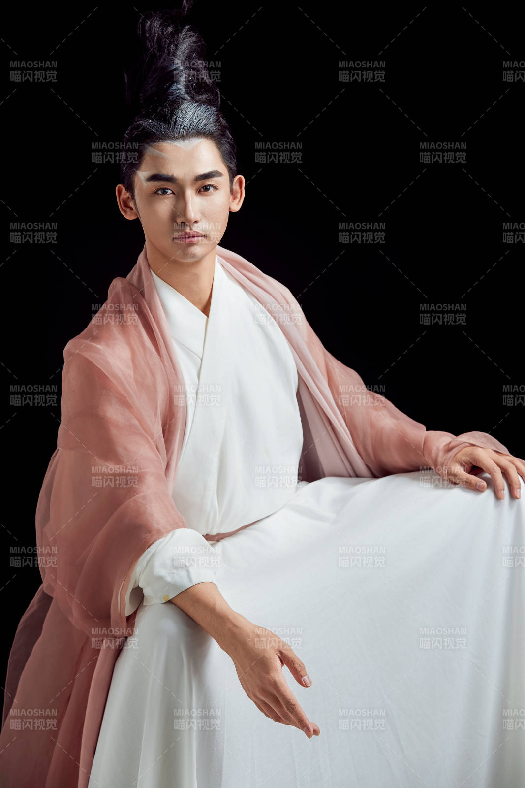 黑色背景下的中国神仙道士的艺术形象