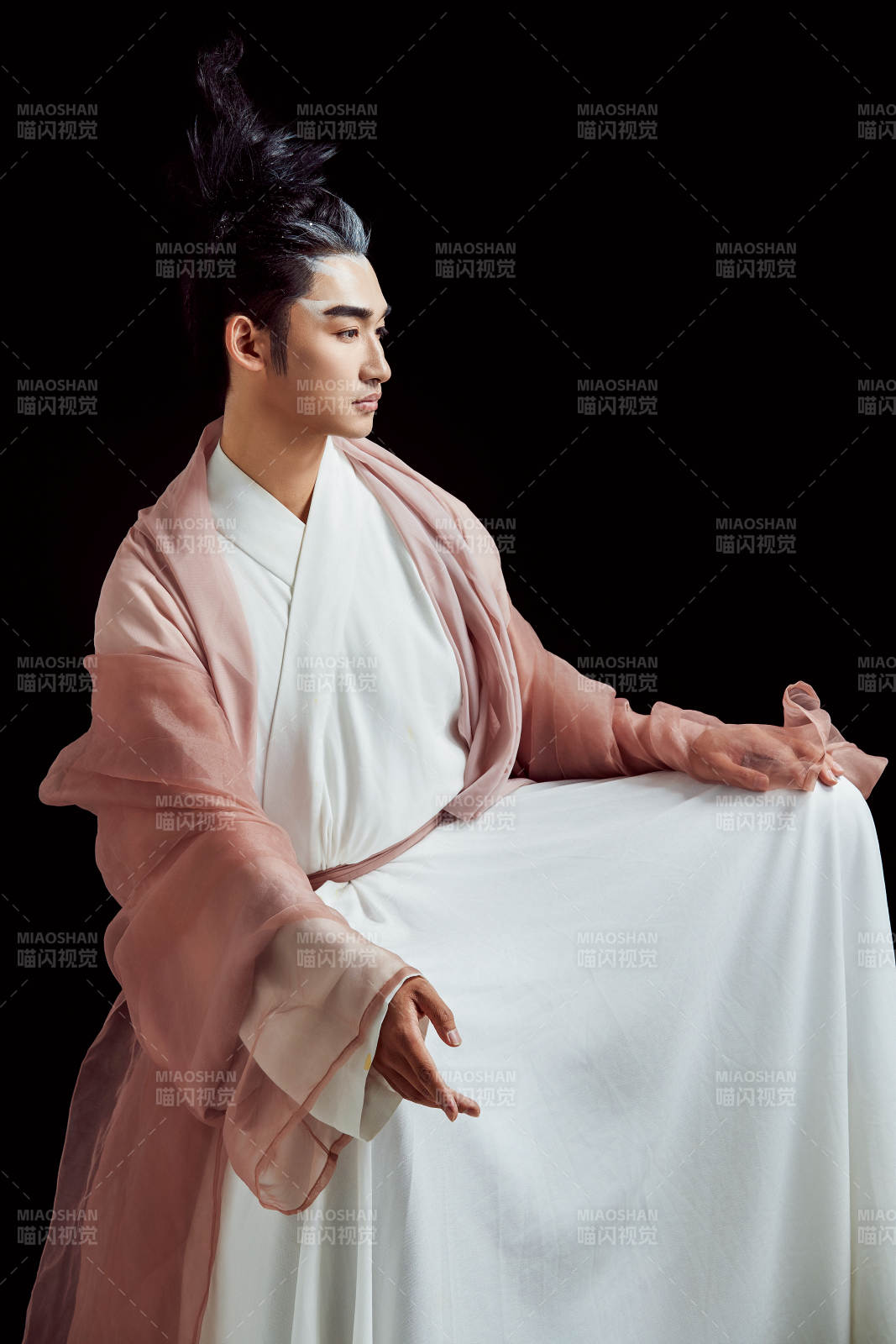 黑色背景下的中国神仙道士的艺术形象