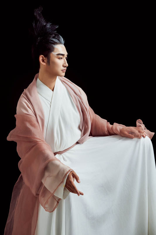 黑色背景下的中国神仙道士的艺术形象