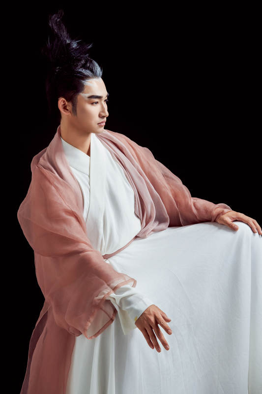 黑色背景下的中国神仙道士的艺术形象