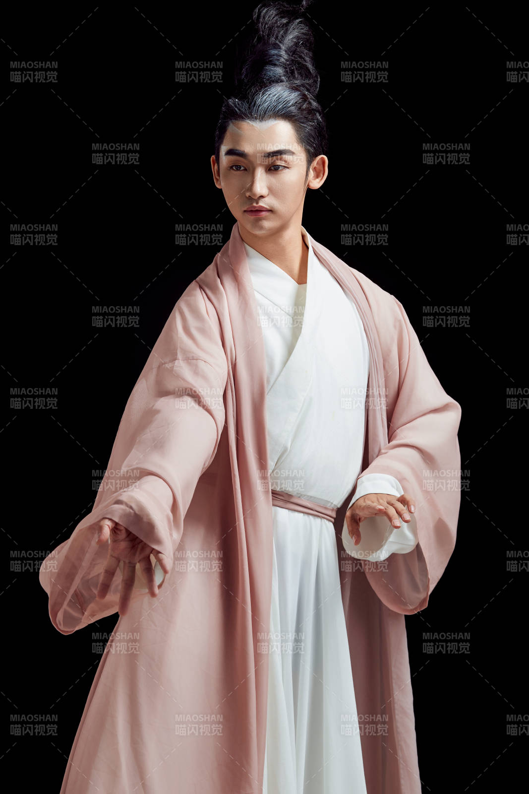 黑色背景下的中国神仙道士的艺术形象