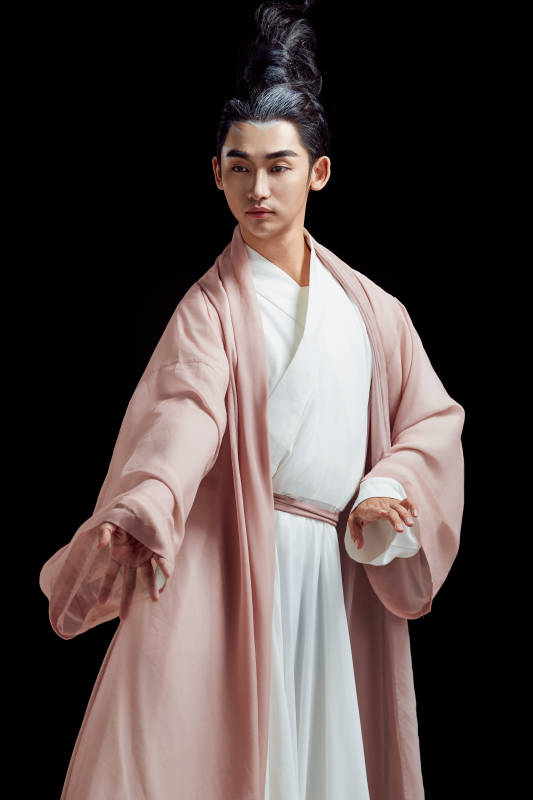 黑色背景下的中国神仙道士的艺术形象