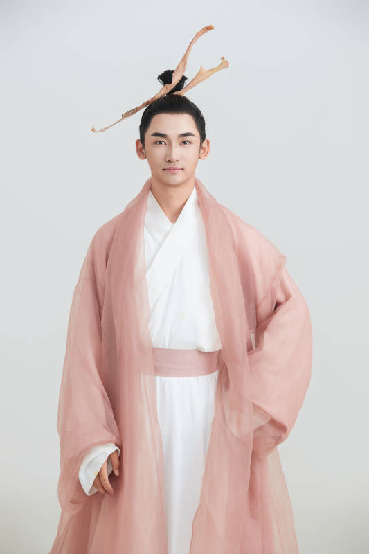 白色背景下的中国神仙道士的艺术形象