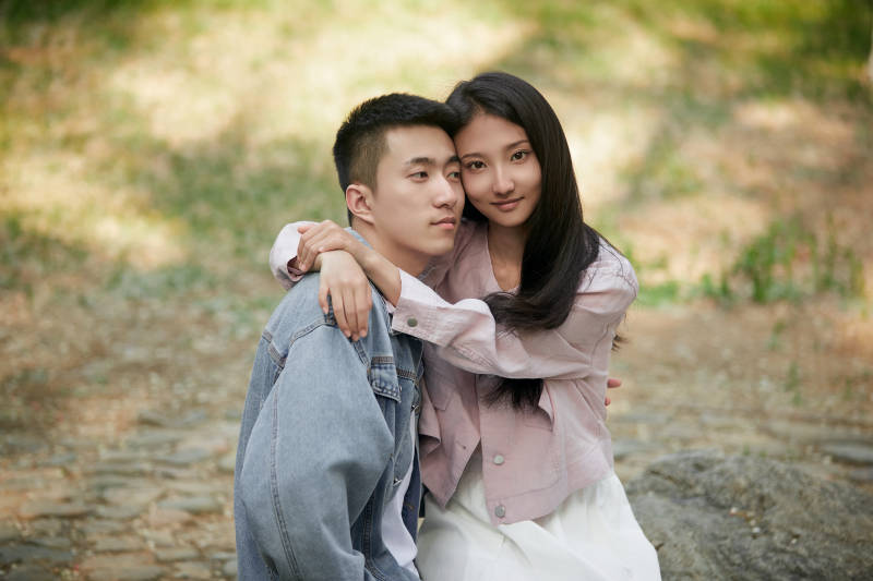 户外公园里恩爱年轻情侣-摄影图