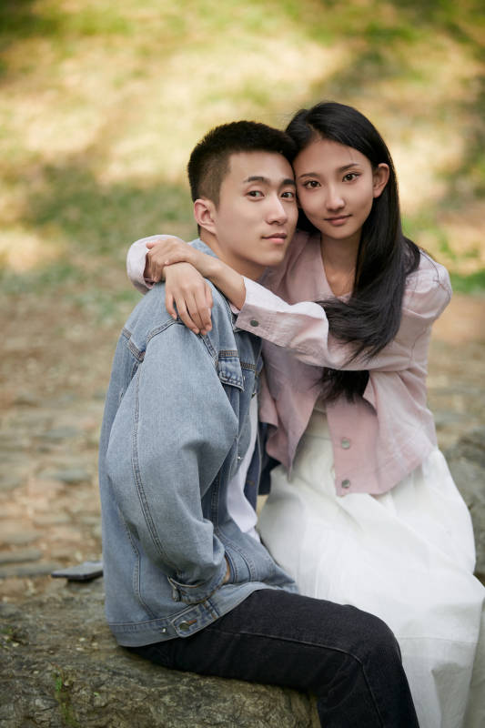 户外公园里恩爱年轻情侣