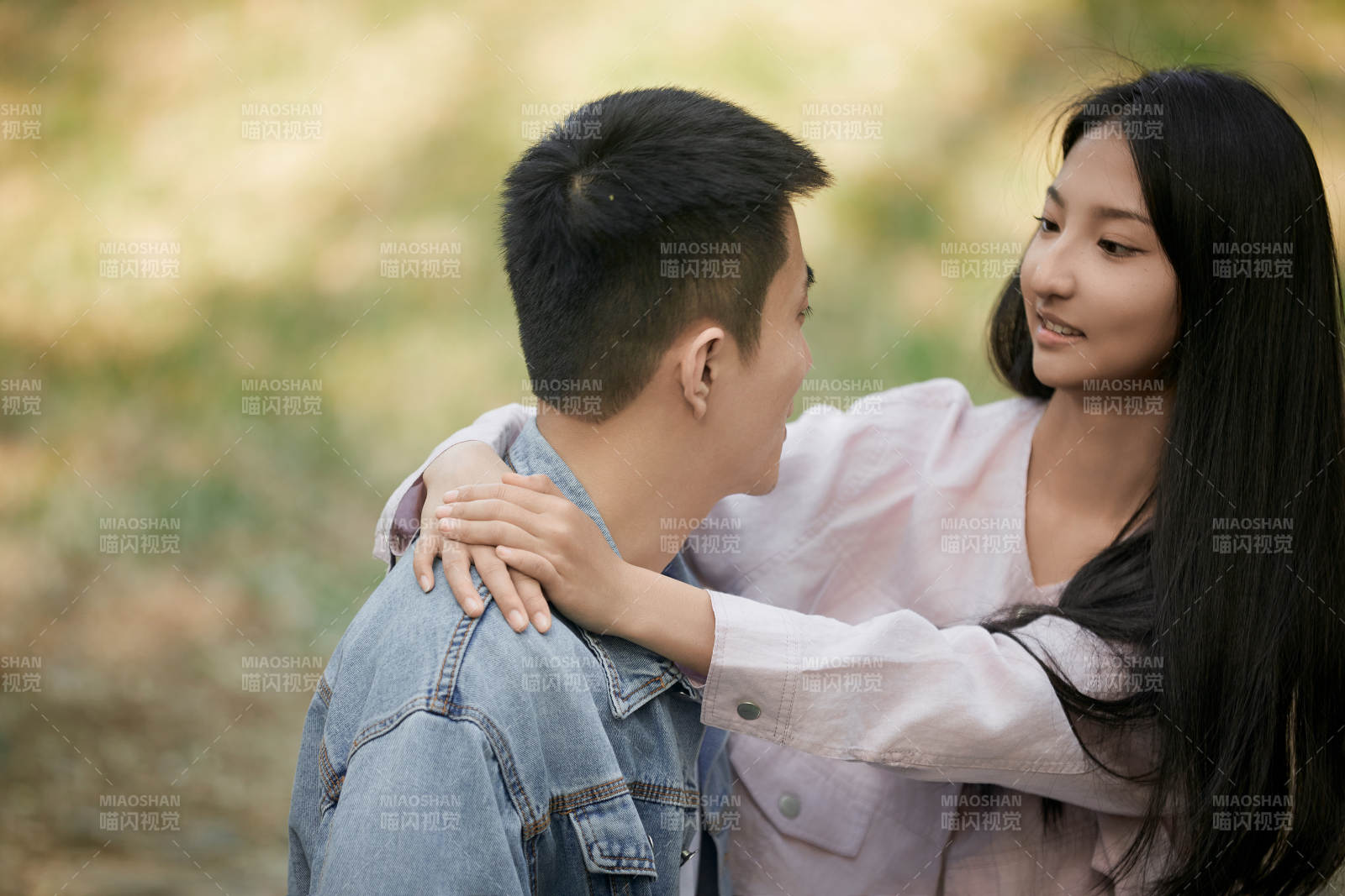 户外公园里恩爱年轻情侣图片