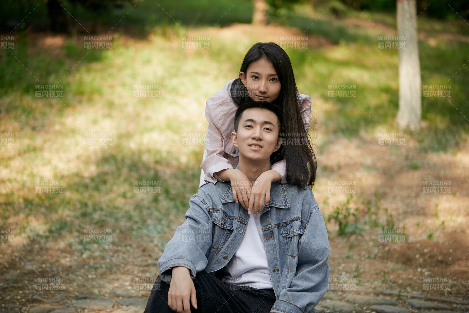 户外公园里恩爱年轻情侣图片