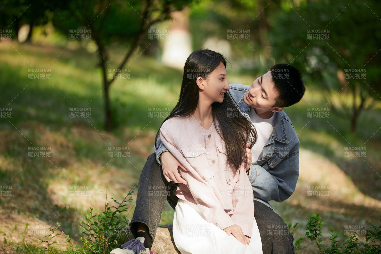 戶外公園里恩愛年輕情侶