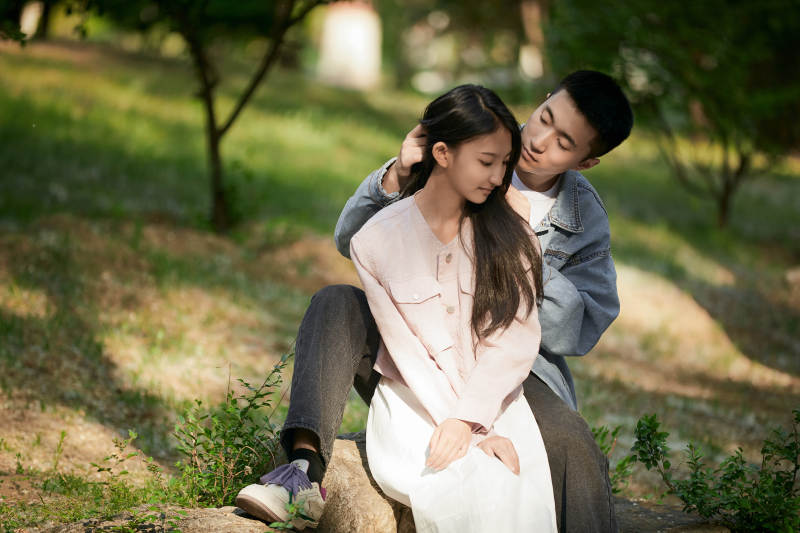 户外公园里恩爱年轻情侣