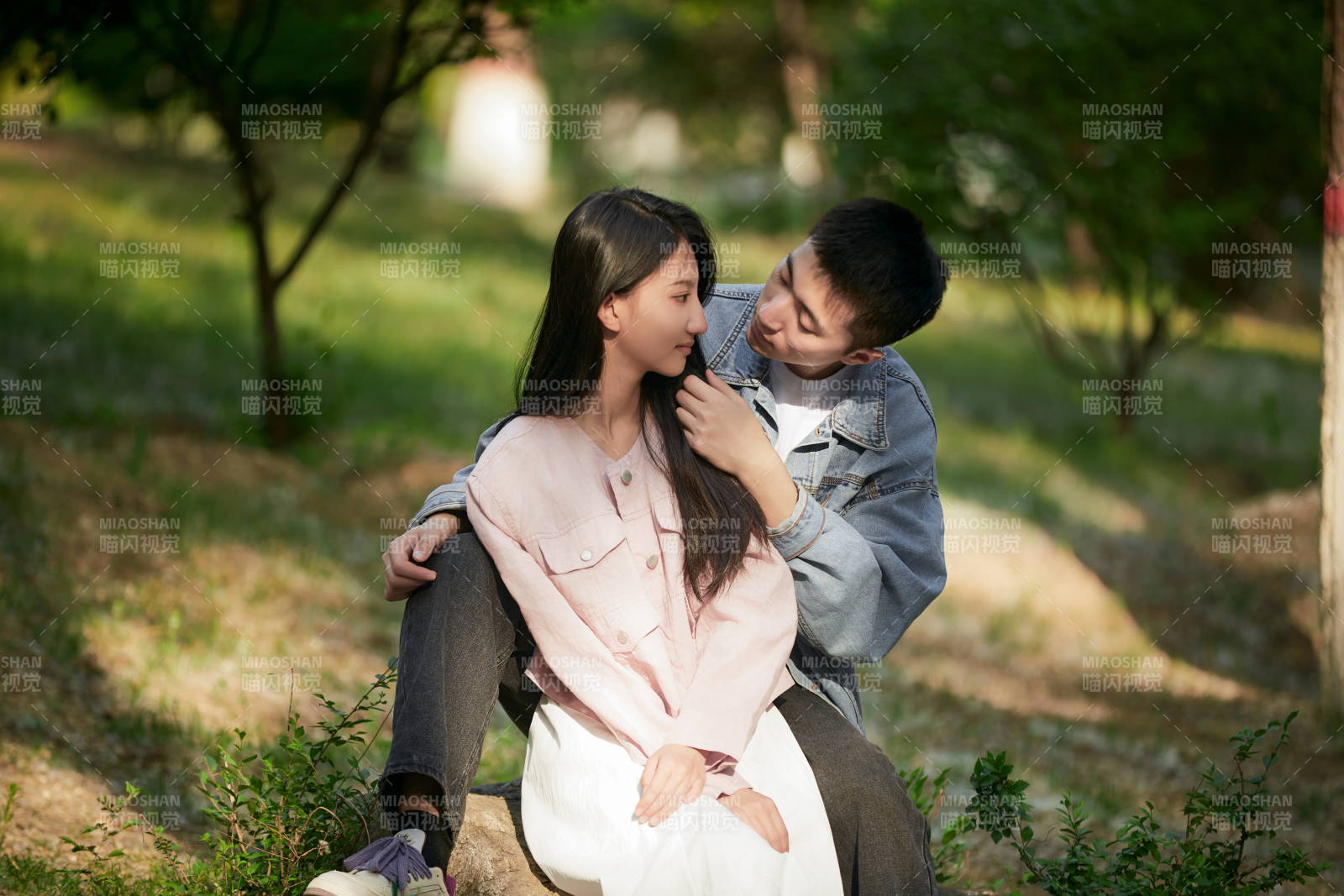 户外公园里恩爱年轻情侣图片