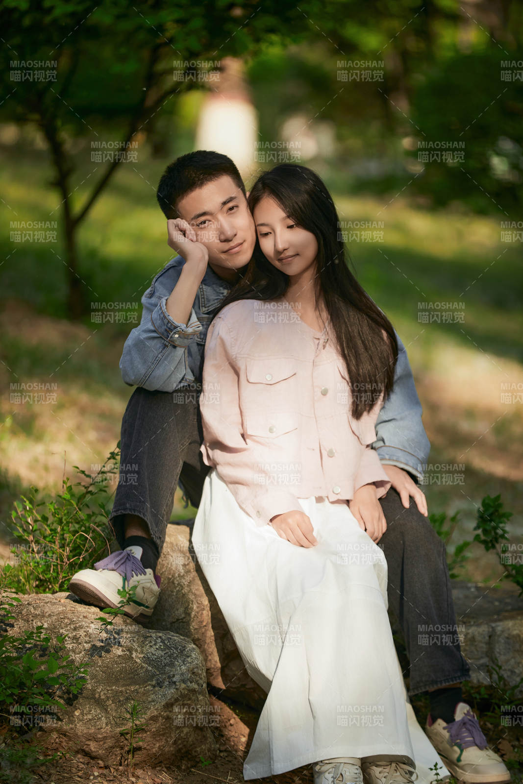 户外公园里恩爱年轻情侣