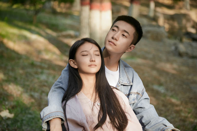 户外公园里恩爱年轻情侣