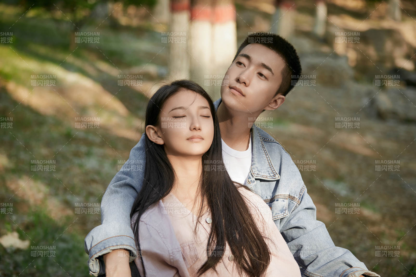 戶外公園里恩愛(ài)年輕情侶