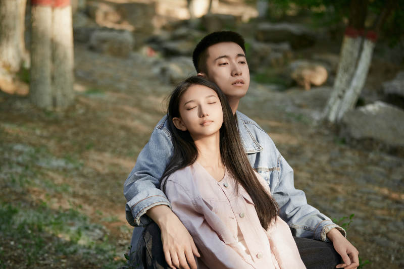 戶外公園里恩愛年輕情侶