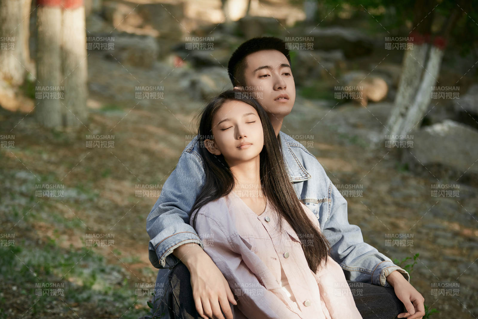 户外公园里恩爱年轻情侣