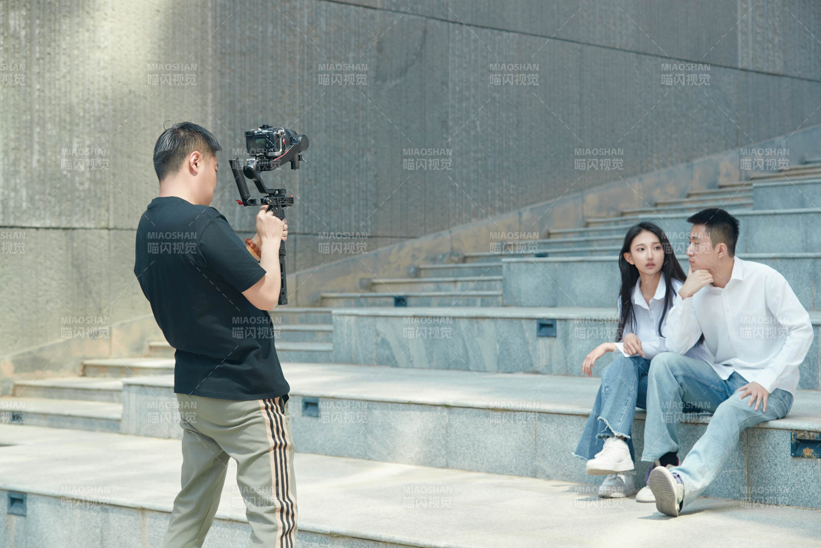 手持相机进行录制拍摄的摄像师