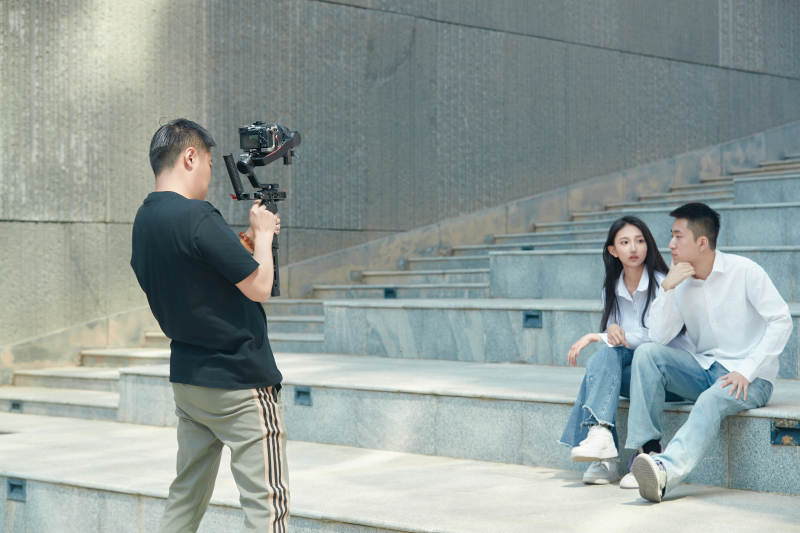 手持相机进行录制拍摄的摄像师