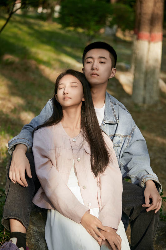 户外公园里恩爱年轻情侣