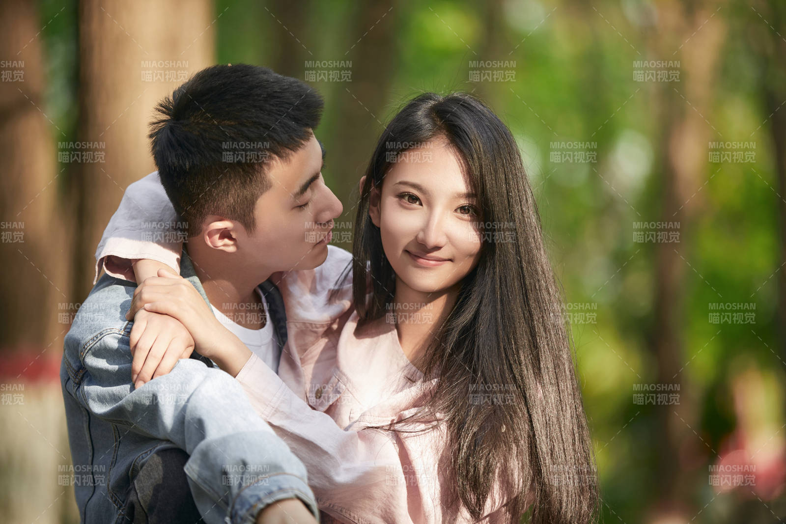 户外公园里恩爱年轻情侣图片