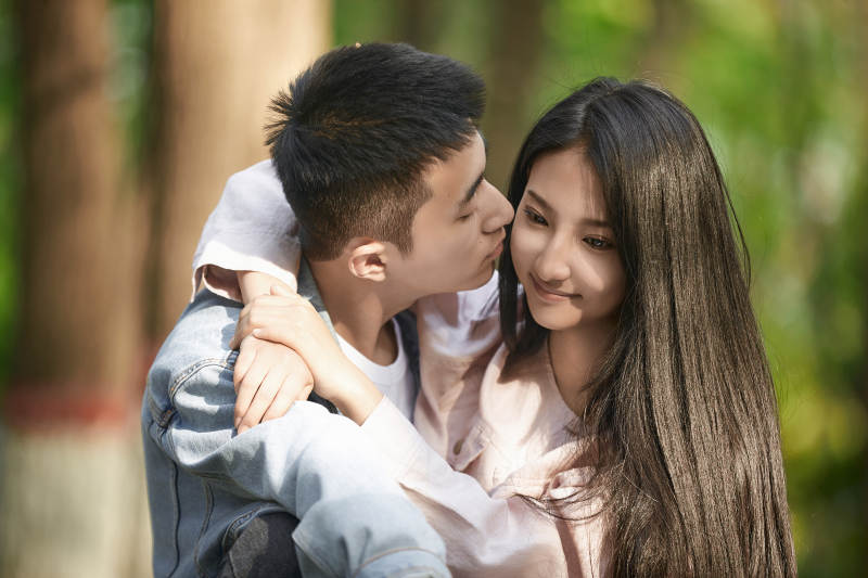 户外公园里恩爱年轻情侣