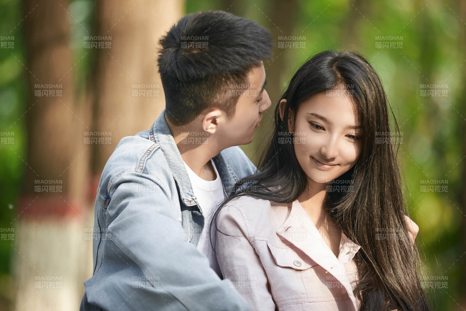 户外公园里恩爱年轻情侣