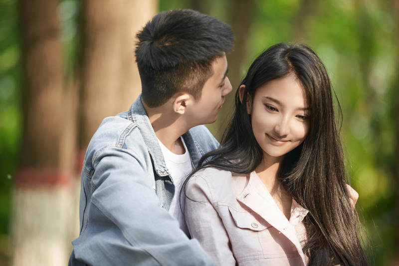 户外公园里恩爱年轻情侣