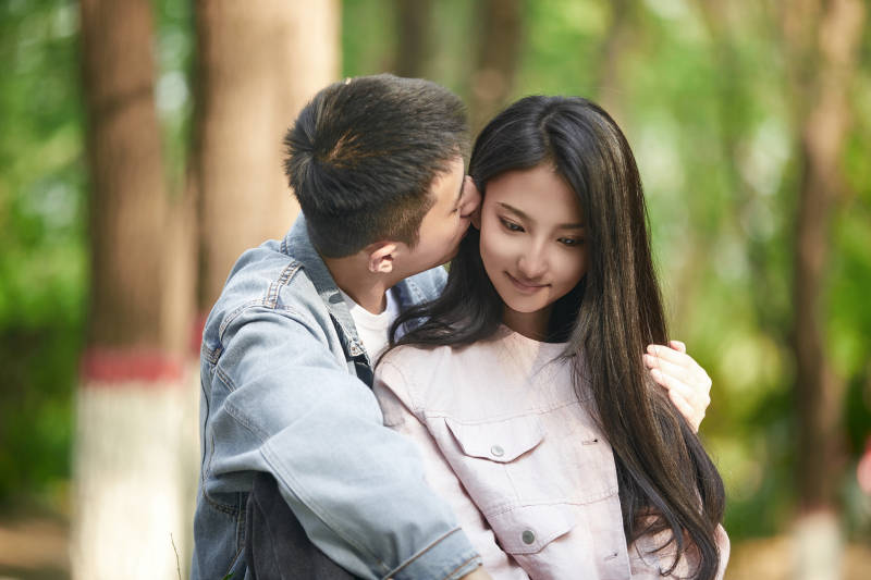 户外公园里恩爱年轻情侣