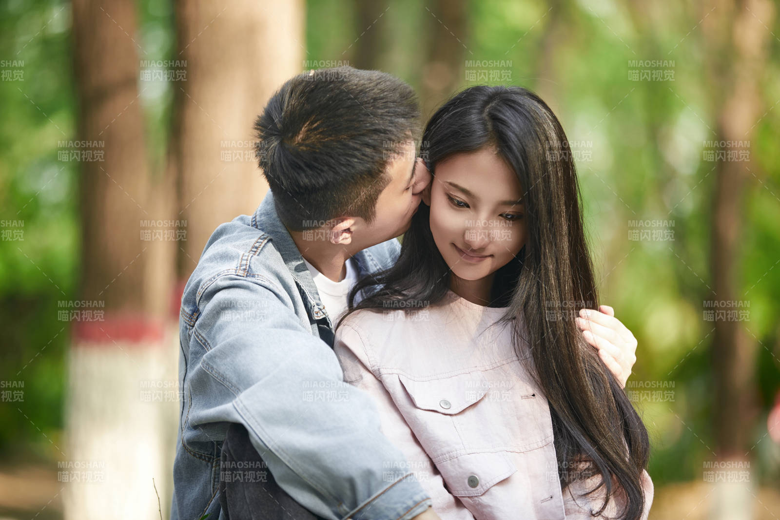 户外公园里恩爱年轻情侣