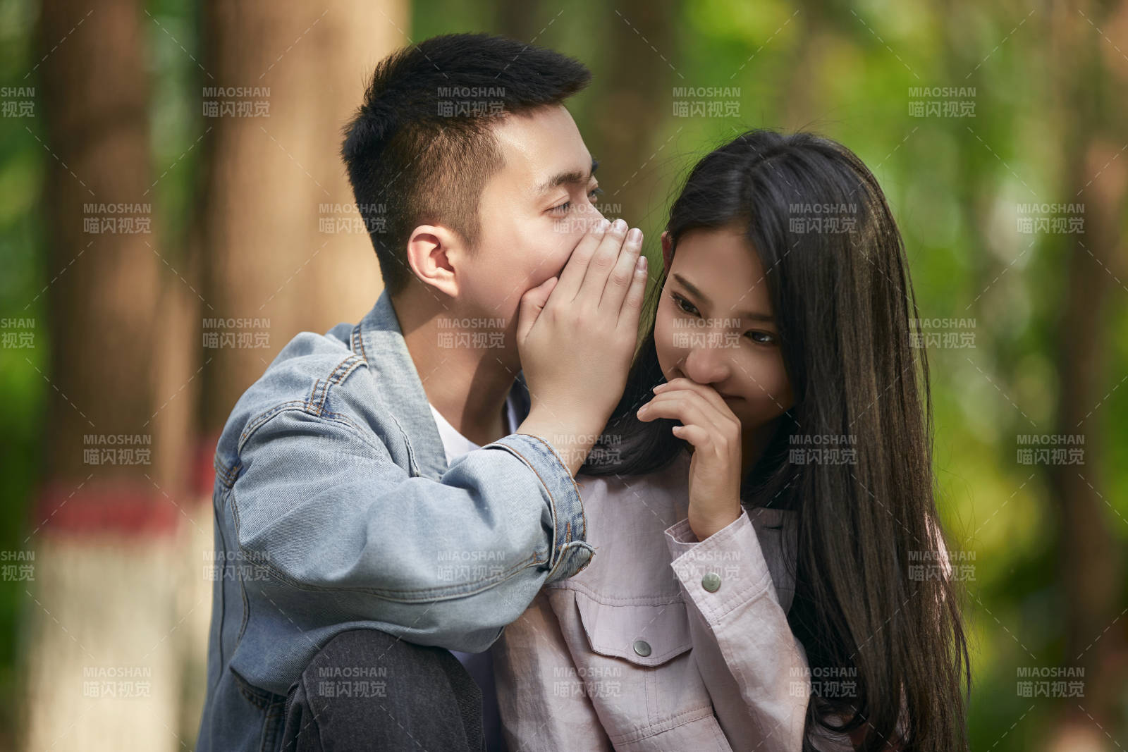 户外公园里恩爱年轻情侣图片