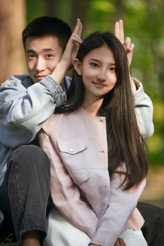 戶外公園里恩愛年輕情侶