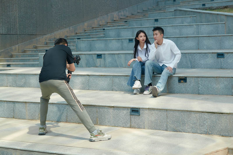 手持相机进行录制拍摄的摄像师