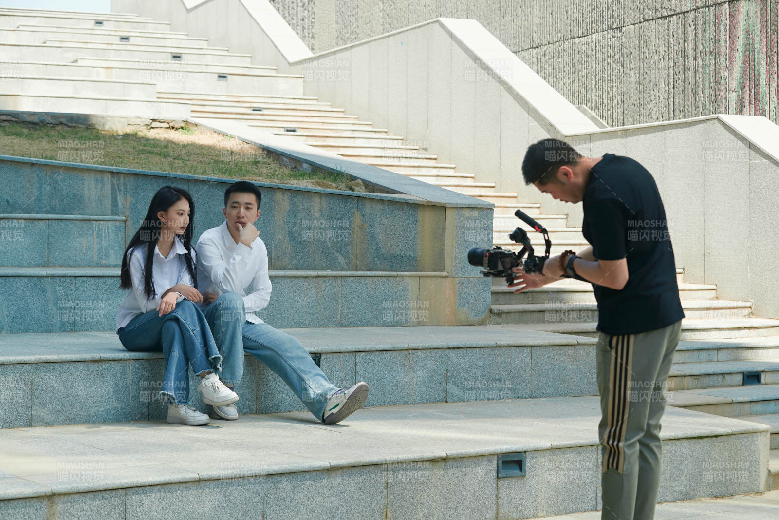 手持相机进行录制拍摄的摄像师