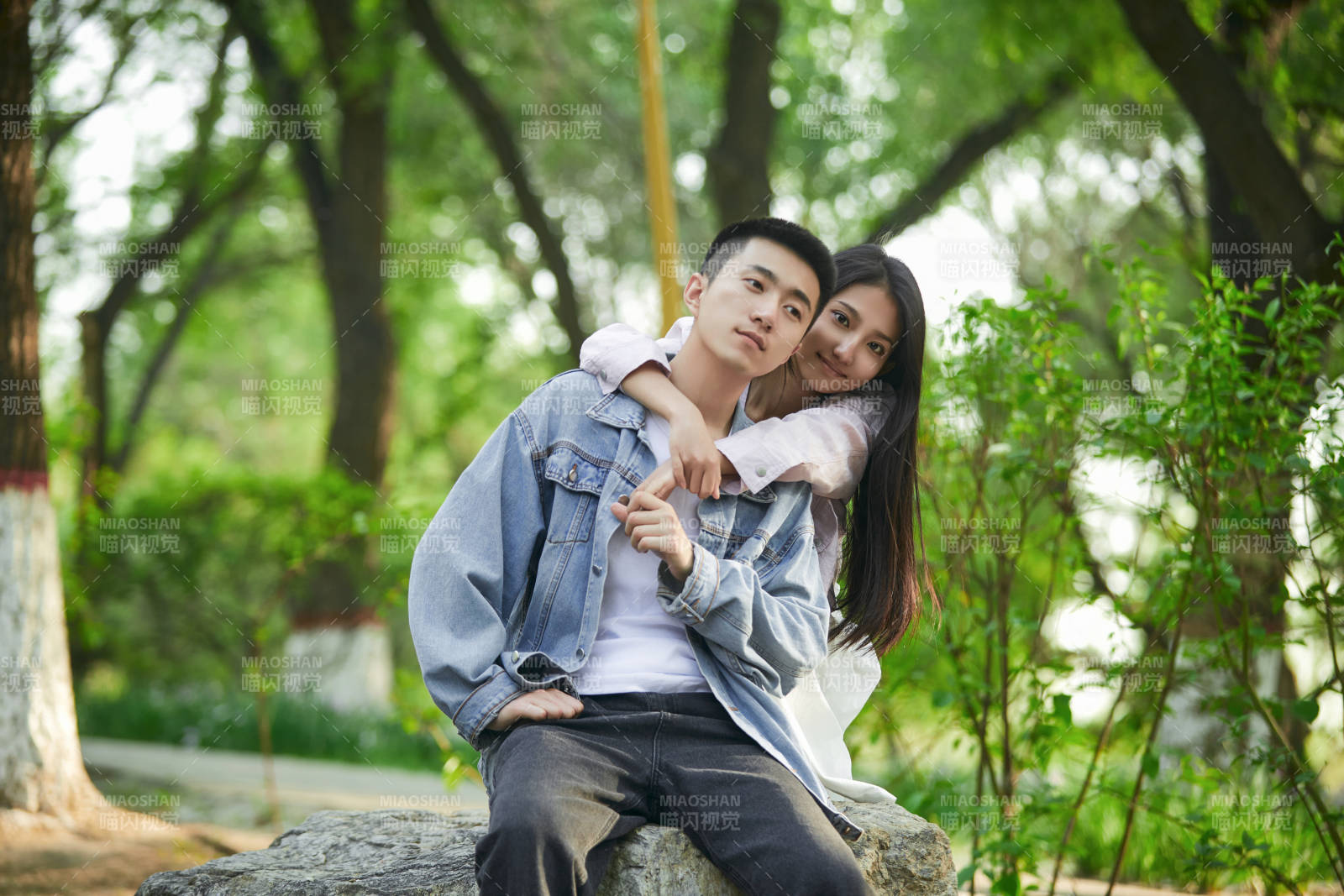 戶外公園里恩愛年輕情侶