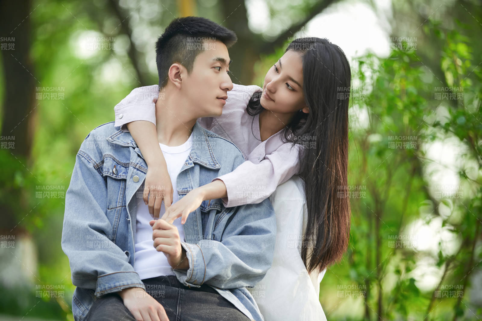戶外公園里恩愛年輕情侶