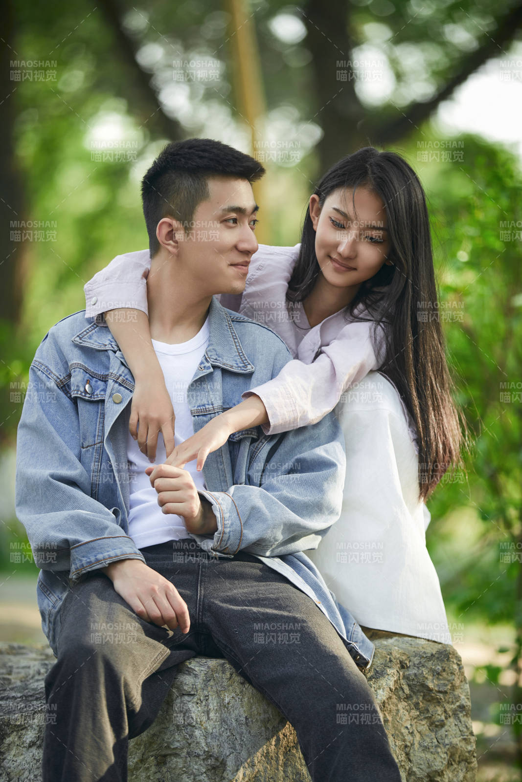 戶外公園里恩愛(ài)年輕情侶