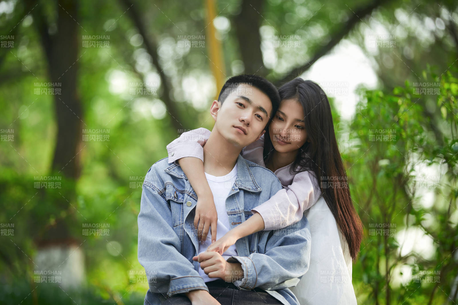 戶外公園里恩愛年輕情侶